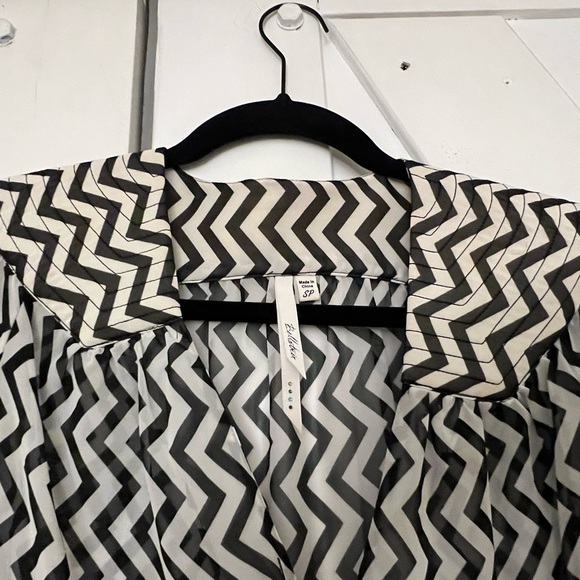 Gorgeous Black and white Blouse
Brand: Bellatrix Size Small - Picture 3 of 7